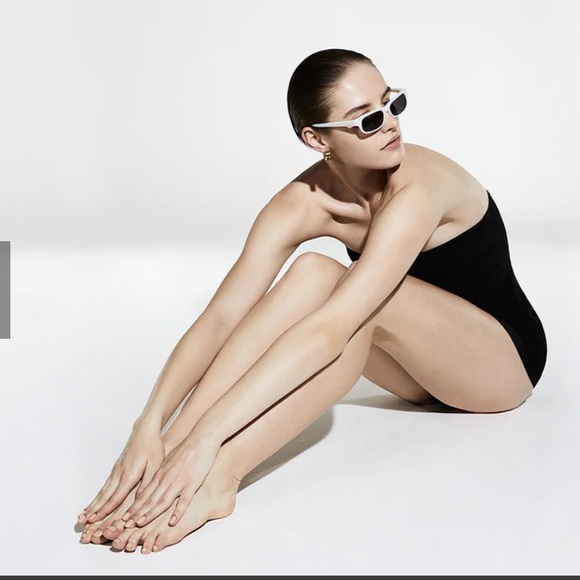 Feroce 90s inspired rectangular sunglasses in pink - Picture 2 of 4